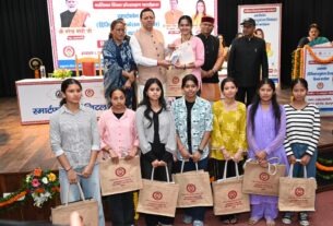 अतरराष्ट्रीय बालिका दिवस पर मुख्यमंत्री ने 149 मेधावी बालिकाओं को स्मार्टफोन प्रदान कर किया सम्मानित