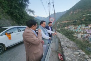 श्रीनगर से सड़क मार्ग से देहरादून लौटते हुए मुख्यमंत्री धामी ने किया राष्ट्रीय राजमार्ग का स्थलीय निरीक्षण