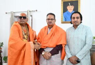 कुंभ-2027 के लिए एनवायरमेंट बाबा ने कैबिनेट मंत्री गणेश जोशी को दिया आमंत्रण