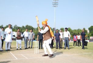 नमो क्रिकेट लीग में CM धामी ने खिलाड़ियों संग खेला क्रिकेट, युवाओं को दिलाई नशामुक्ति की शपथ